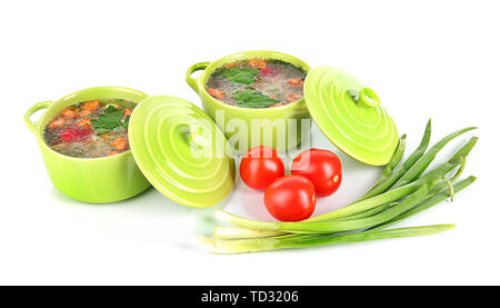 Soupe parfumé dans des casseroles isolated on white Banque D'Images