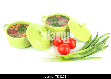 Soupe parfumé dans des casseroles isolated on white Banque D'Images