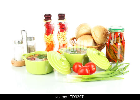 Soupe parfumé dans des casseroles isolated on white Banque D'Images