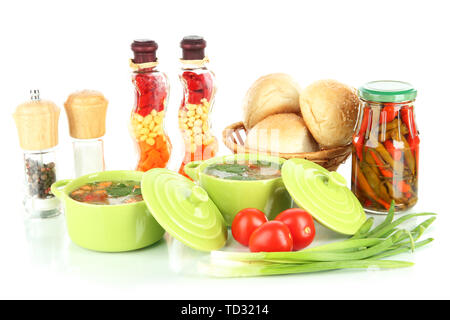 Soupe parfumé dans des casseroles isolated on white Banque D'Images