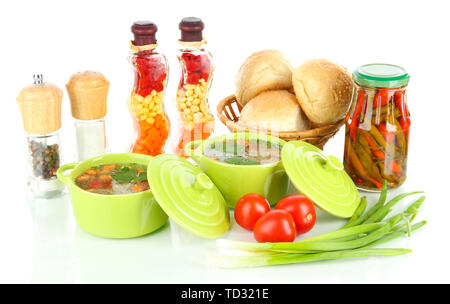 Soupe parfumé dans des casseroles isolated on white Banque D'Images