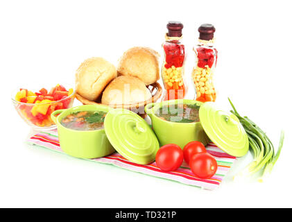 Soupe parfumé dans des casseroles isolated on white Banque D'Images