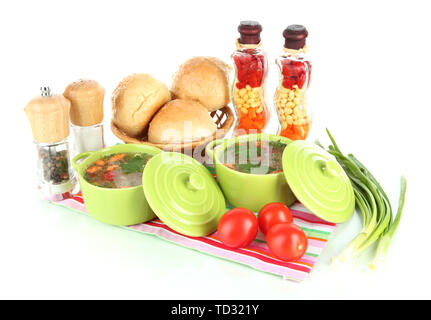 Soupe parfumé dans des casseroles isolated on white Banque D'Images