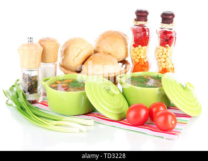 Soupe parfumé dans des casseroles isolated on white Banque D'Images