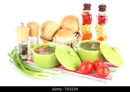 Soupe parfumé dans des casseroles isolated on white Banque D'Images