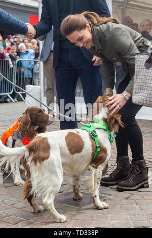 La duchesse de Cambridge se réunit trois chiens Max, Paddy, et Harry, alors qu'elle prend un bain de foule dans le centre-ville de Keswick dans le cadre d'une visite à Cumbria avec son mari le duc de Cambridge. Banque D'Images