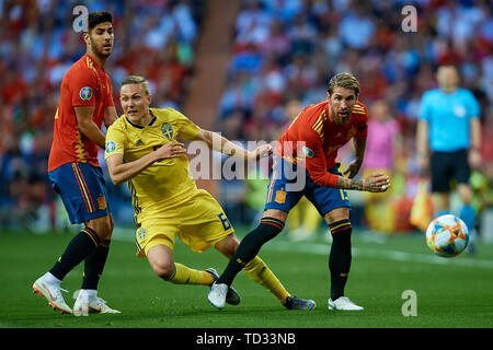 MADRID, ESPAGNE - 10 juin : Ludwig Augustinsson (C) de la Suède est en concurrence pour le bal avec entre Sergio Ramos (R) et de l'Espagne pendant l'Asensio UEFA Euro 2020 match de qualification entre l'Espagne et la Suède au Santiago Bernabeu le 10 juin 2019 à Madrid, Espagne. (Photo de David Aliaga/MO Media) Banque D'Images