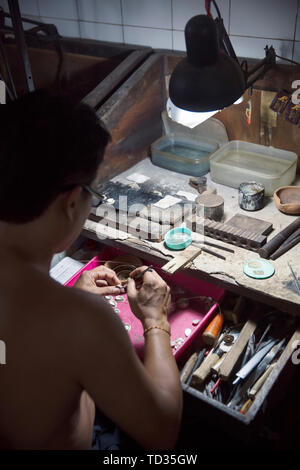 BALI, INDONÉSIE - 27 janvier 2019 : un homme travaillant dans l'usine de bijoux en argent à Bali, Indonésie. Argenterie balinais est partie d'un ancien Banque D'Images