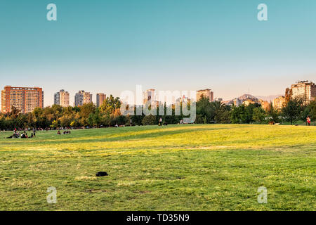 Santiago, Region Metropolitana, Chile - personnes bénéficiant d'une soirée d'été dans la région de Parque O'Higgins au centre-ville. Banque D'Images