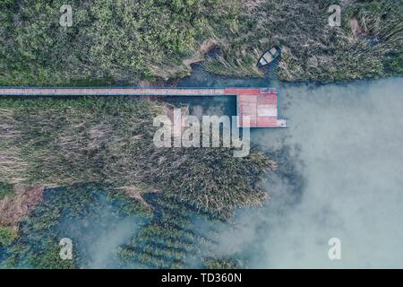 Photo aérienne aérienne d'un petit lieu de pêche près d'un lac Banque D'Images