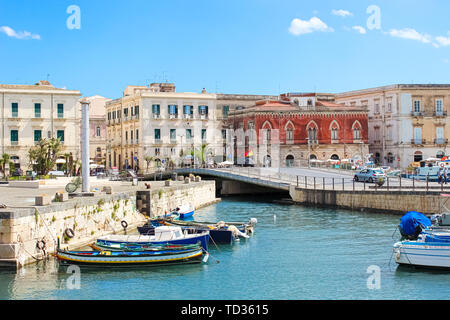 Syracuse, Sicile, Italie - 10 Avril 2019 : Beau petit port et bateaux entre la ville et l'île d'Ortygie Syracuse capturé sur une journée ensoleillée. Destination touristique populaire. Banque D'Images