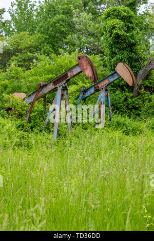 Mt Vernon, Illinois - Vieux, chevalets de rouille dans la région de production de pétrole du bassin de l'Illinois, qui comprend le sud de l'Illinois, dans l'ouest du Kentucky et de l'ouest Banque D'Images