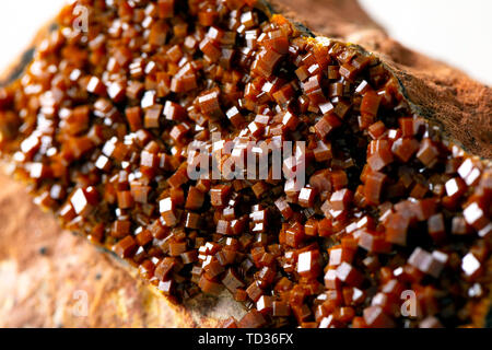 Pierre Minérale Macro La Vanadinite sur fond blanc close up Banque D'Images