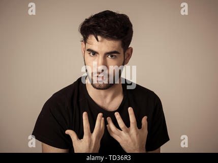 Portrait de jeune homme en colère et bouleversé à furieux, agressif et fou dans les gens et les émotions humaines, les expressions du visage, de l'éducation, de la violence et de Banque D'Images