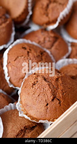 Close up of chocolate muffins dans plateau en bois Banque D'Images
