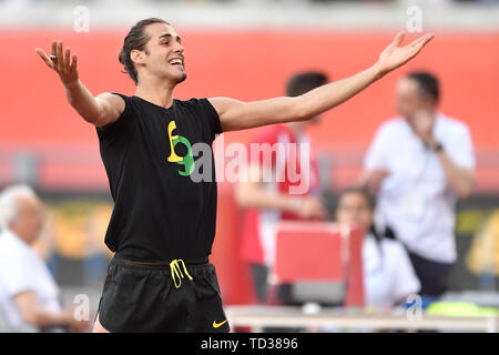 Gianmarco Tamberi vagues de l'Italie les fans avant le saut en hauteur hommes à l'IAAF Diamond League Golden Gala Roma 06-06-2019 Stadio Olimpico, Meeti Banque D'Images