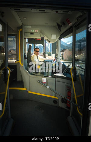 Photos d'un chauffeur d'autobus travaillant Banque D'Images