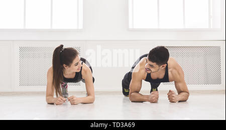 Succès couple standing in plank et regarder Banque D'Images