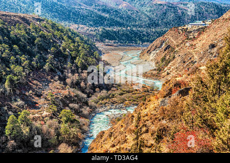 Traverser le pont au-dessus de la rivière Imja Khola sur Everest Base Camp trek entre Pheriche et Namche Bazar au Népal. Banque D'Images