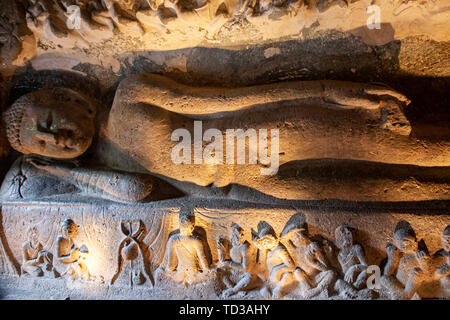 De Mahaparinirvana Bouddha (Bouddha couché) sur le mur de la grotte 26 (5e siècle), les grottes d'Ajanta Aurangabad, Maharashtra, Inde, état Banque D'Images