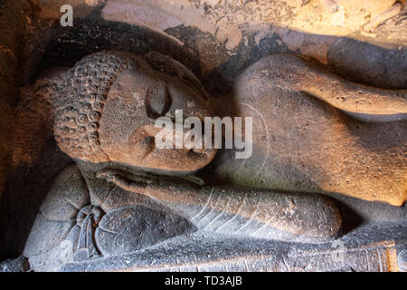 De Mahaparinirvana Bouddha (Bouddha couché) sur le mur de la grotte 26 (5e siècle), les grottes d'Ajanta Aurangabad, Maharashtra, Inde, état Banque D'Images