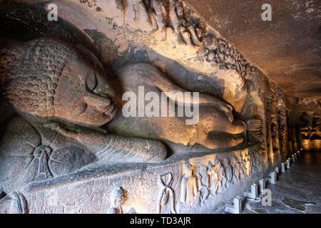 De Mahaparinirvana Bouddha (Bouddha couché) sur le mur de la grotte 26 (5e siècle), les grottes d'Ajanta Aurangabad, Maharashtra, Inde, état Banque D'Images