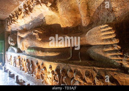 De Mahaparinirvana Bouddha (Bouddha couché) sur le mur de la grotte 26 (5e siècle), les grottes d'Ajanta Aurangabad, Maharashtra, Inde, état Banque D'Images