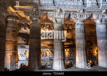 De Mahaparinirvana Bouddha (Bouddha couché) sur le mur de la grotte 26 (5e siècle), les grottes d'Ajanta Aurangabad, Maharashtra, Inde, état Banque D'Images