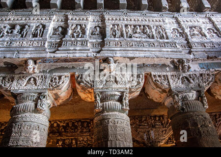 Piliers, supports et le triforium sont abondamment sculpté avec des thèmes bouddhistes. 26, grotte Grottes d'Ajanta, Aurangabad, Maharashtra, Inde Banque D'Images