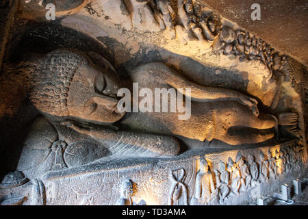 De Mahaparinirvana Bouddha (Bouddha couché) sur le mur de la grotte 26 (5e siècle), les grottes d'Ajanta Aurangabad, Maharashtra, Inde, état Banque D'Images