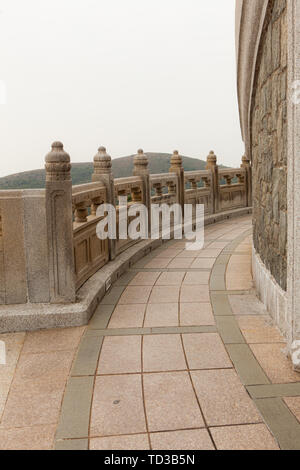 Big Buddha en pierre passerelle autour de hong kong Banque D'Images