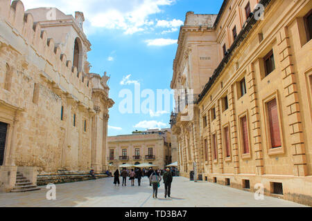 Syracuse, Italie - 10 Avril 2019 : Les gens qui marchent à la Piazza Duomo Square le long belle cathédrale catholique romaine de l'île de Ortigia à Syracuse, Sicile, Italie. Lieu touristique populaire. Banque D'Images