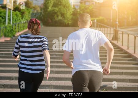 Plein air course d'âge mûr. L'homme et de la femme de 40 ans tournant à l'étage, vue de l'arrière. Banque D'Images