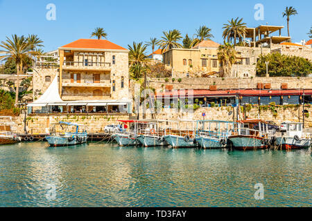 Port méditerranéen lagon avec des bateaux de pêche ancrés, Biblos, Liban Banque D'Images