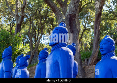 L'armée de guerriers en terre cuite bleu chiffres. Dans la région de Bacalhoa Buddha Eden garden au Portugal . Bombarral - Portugal . Banque D'Images