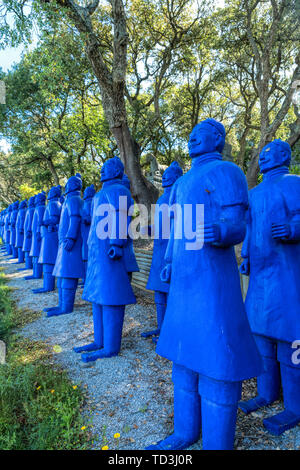 L'armée de guerriers en terre cuite bleu chiffres. Dans la région de Bacalhoa Buddha Eden garden au Portugal . Bombarral - Portugal . Banque D'Images