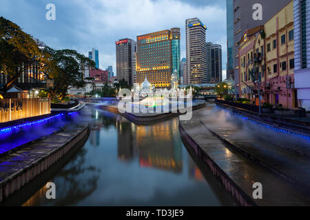 Kuala Lumpur, Malaisie - 30 janvier 2019 : Le point de vue de la zone autour de la mosquée Masjid rénové avec de l'eau et lumière sur l'avant-plan sur Janvier Banque D'Images