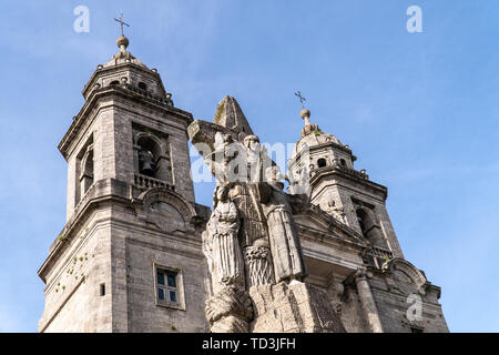 San Francisco de Asis Monument et l'église de san francisco en arrière-plan. Santiago de Compostela, Espagne Banque D'Images