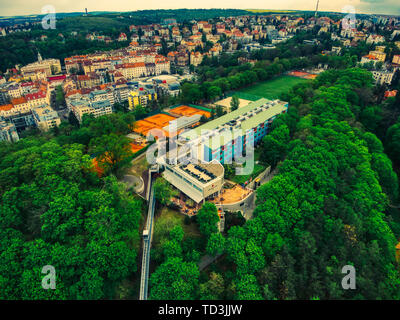 Prague, République Tchèque 7 Juin 2019 - Funiculaire de l'hôtel NH Praha Smichov en vue aérienne Banque D'Images