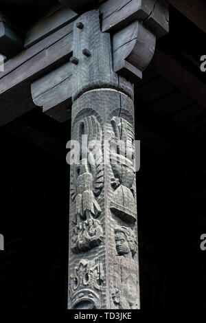 Église protestante Johannes à Berlin Frohnau Allemagne avec détails de sculpture de l'entrée Banque D'Images