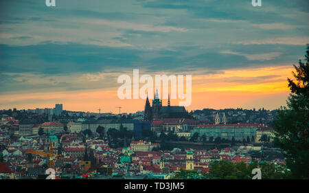 Prague, République Tchèque 7 Juin 2019 - Le Château de Prague vu de Rieger, Jardins Riegrovy sady au coucher du soleil en été. Banque D'Images