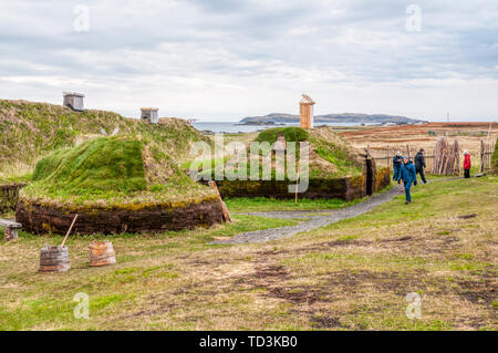 Les touristes à la scandinave reconstruit ou colonie viking à L'Anse aux Meadows sur la péninsule Great Northern de Terre-Neuve. Banque D'Images