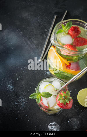 La désintoxication de l'eau ou à la chaux, mojito fraise au verre. Fraîcheur d'été boisson saine. Close up. Banque D'Images