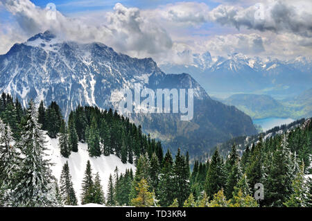 Alp'hiver montagne avec Lac dans la vallée Banque D'Images