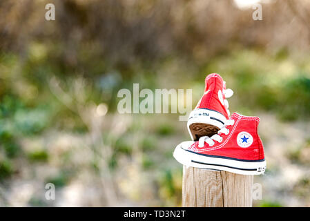 Valencia, Espagne - 3 mars 2019 : Deux bébé rouge chaussures de la marque Converse. Banque D'Images