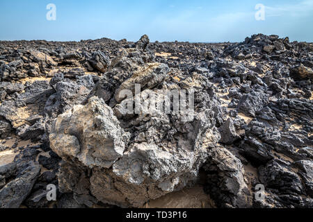 Désert rocheux entourant le volcan Erta Ale dans la région Afar en Éthiopie Banque D'Images
