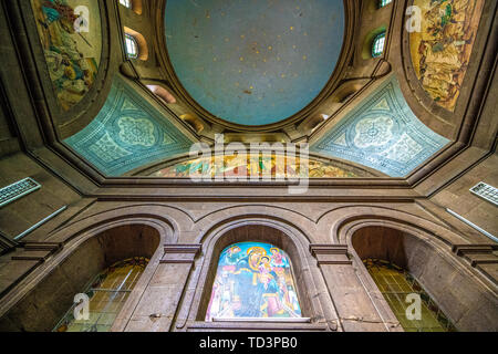 Des peintures murales couvrent le plafond de l'église Beata Maryam, lieu de repos de Menelik II et de sa femme et fille. Addis-abeba, Éthiopie. Banque D'Images