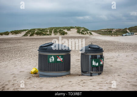 Les conteneurs de déchets sur la plage de Henne au Danemark Banque D'Images