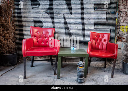 Chaises rouges sur un bar de la rue à Istanbul, Turquie Banque D'Images