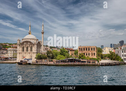 Mosquée Ortakôy à Istanbul lors de la pont du Bosphore, la Turquie Banque D'Images